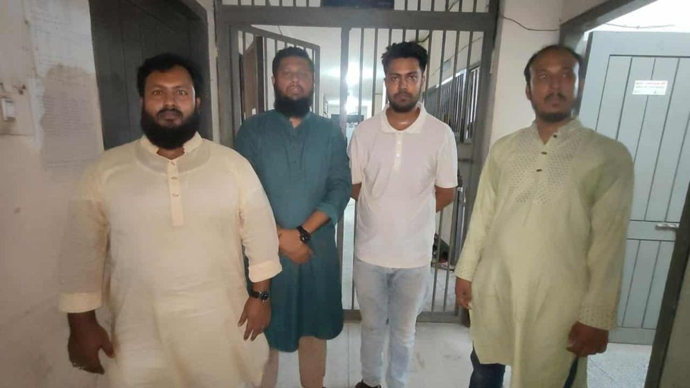 ‘সমন্বয়ক’ পরিচয়ে চাঁদাবাজি: মোহাম্মদপুরে সেনাবাহিনীর অভিযানে ৪ নেতা গ্রেফতার